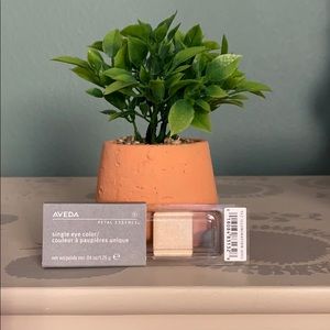 Aveda single eyeshadow 942 illumination